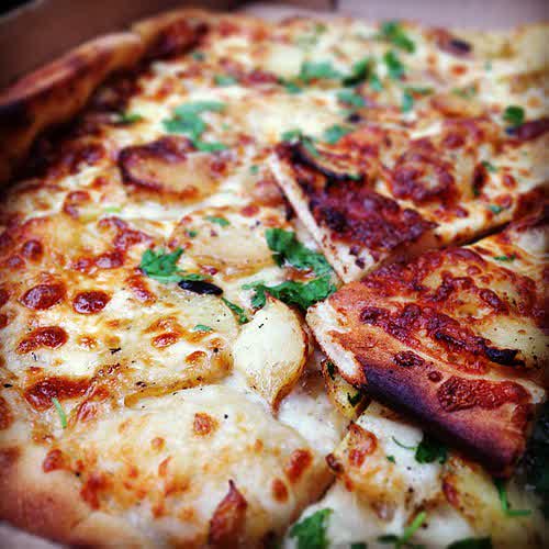 Familie isst Pizza auf dem Mittelstreifen