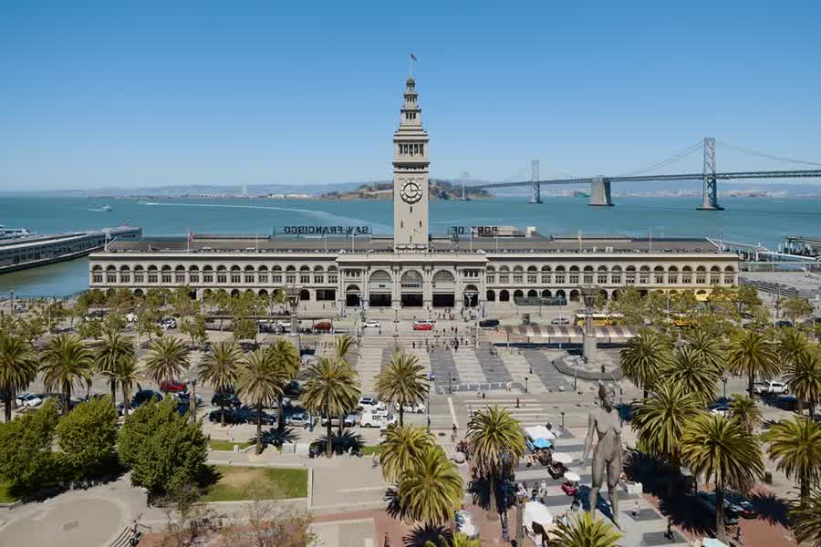 Ferry Building mit der Bay Bridge dahinter