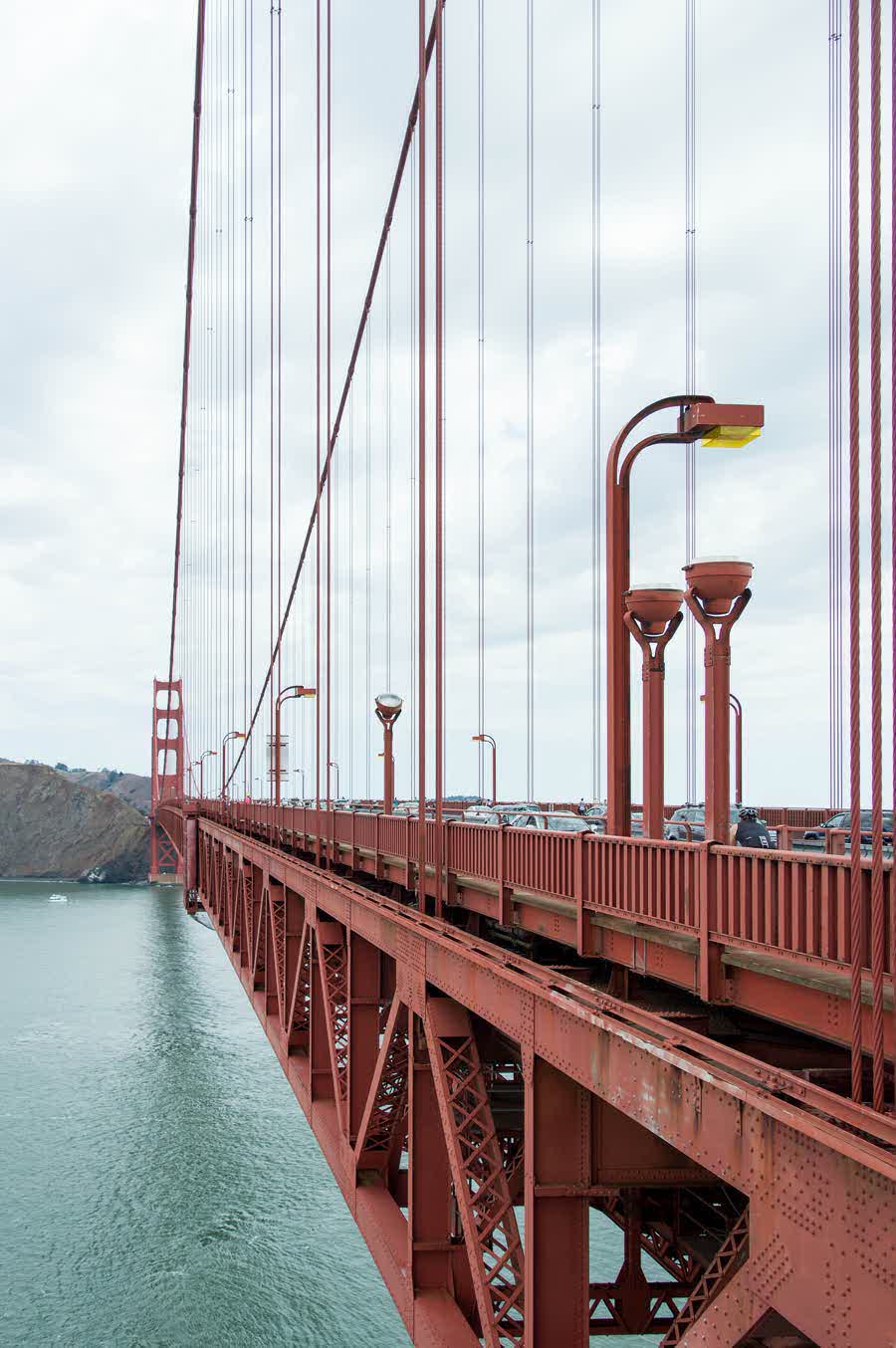 Turm der Golden Gate Bridge vom Gehweg