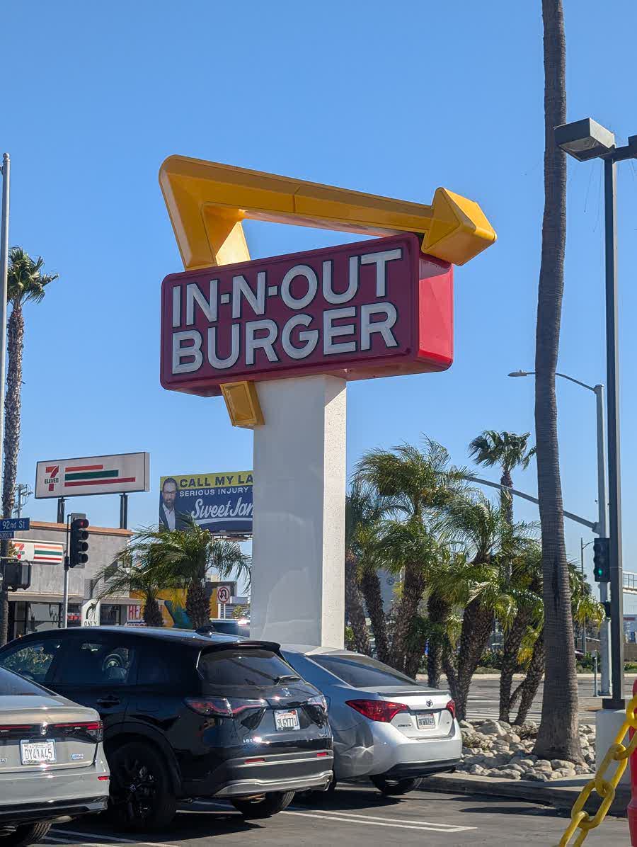 In-N-Out-Schild mit Palme