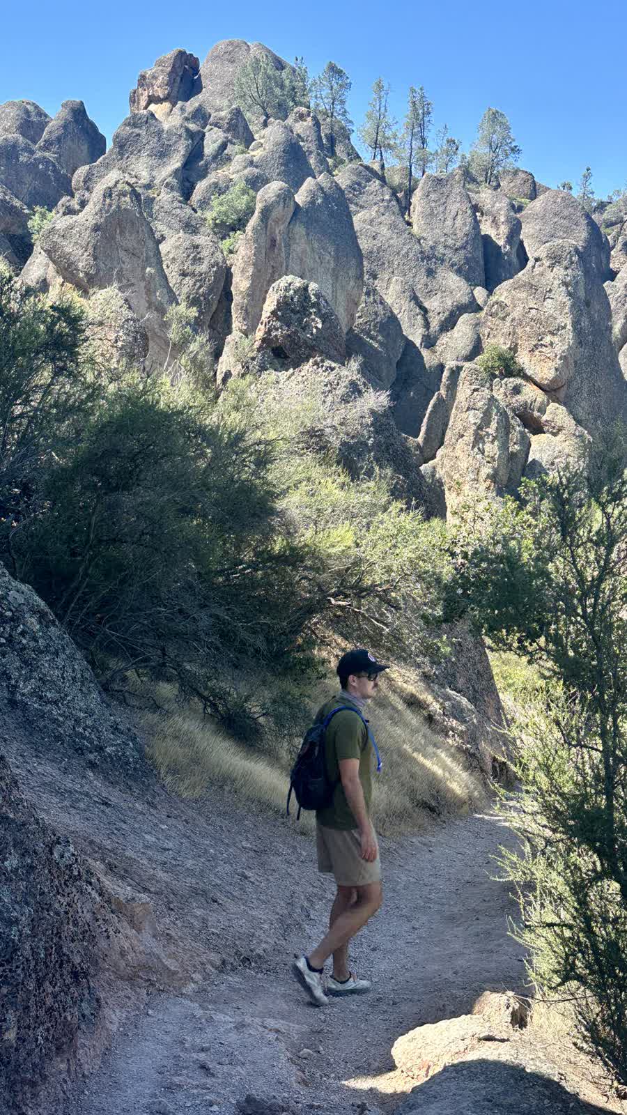 Wanderer zwischen Felsen