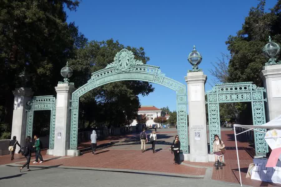 Sather Gate mit Studierenden