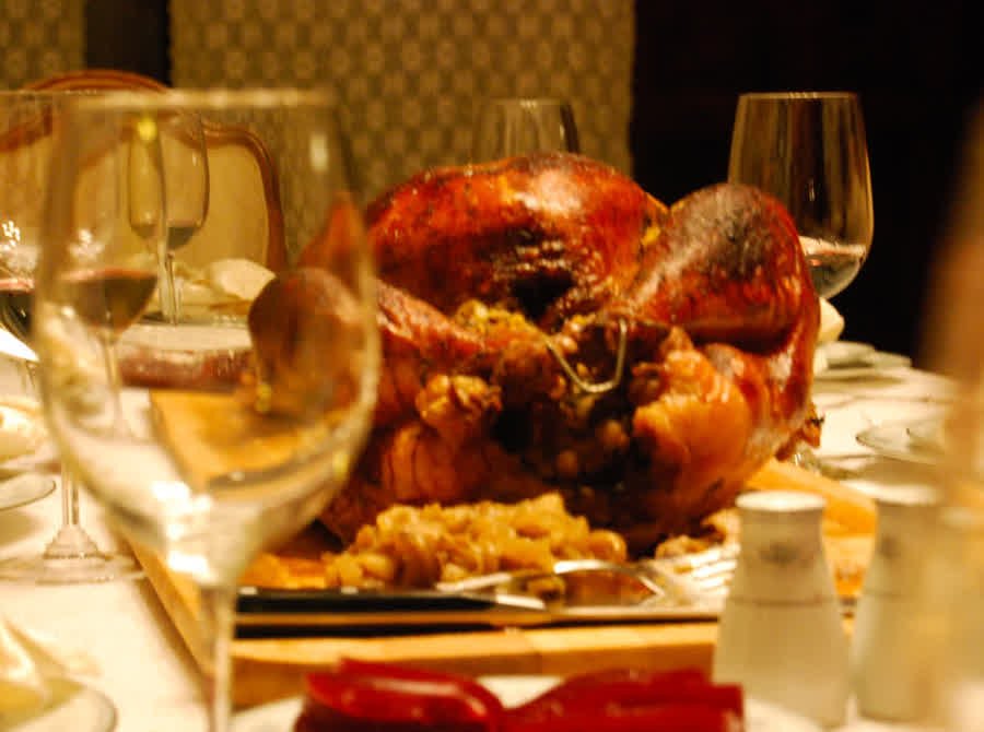 Truthahn auf einem Thanksgiving-Tisch