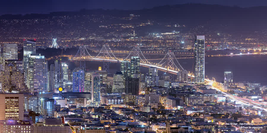 Skyline von San Francisco bei Nacht von den Hügeln