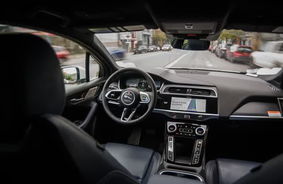 Leerer Fahrersitz in einem Waymo